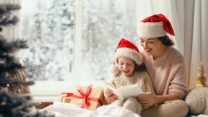 Vesela mama i njena slatka beba. Sretan Božić i Nova godina